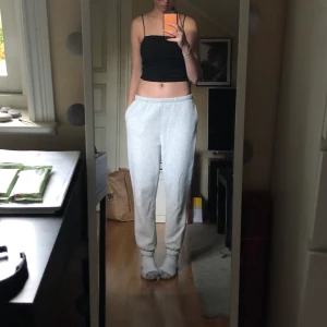 Mjukisbyxor  - Grå mjukisbyxor från Gina Tricot. De är för korta för mig som är 170 cm men är allmänt väldigt mysiga🥰