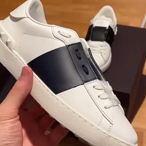 Valentino skor - Säljer dessa helt oanvända valentino skor! KöpTa på hemsidan för 5100 och använd några enstaka gånger. Kom med bud från 4000 och uppåt!