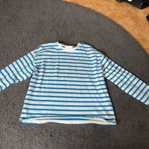 Tröja  - En väldigt fin tröja från pull and bear! Använd ett fåtal gånger men i bra skick! Kommer inte ihåg vad jag köpte den för men pris nu är 150kr! Kom privat om man vill köpa!
