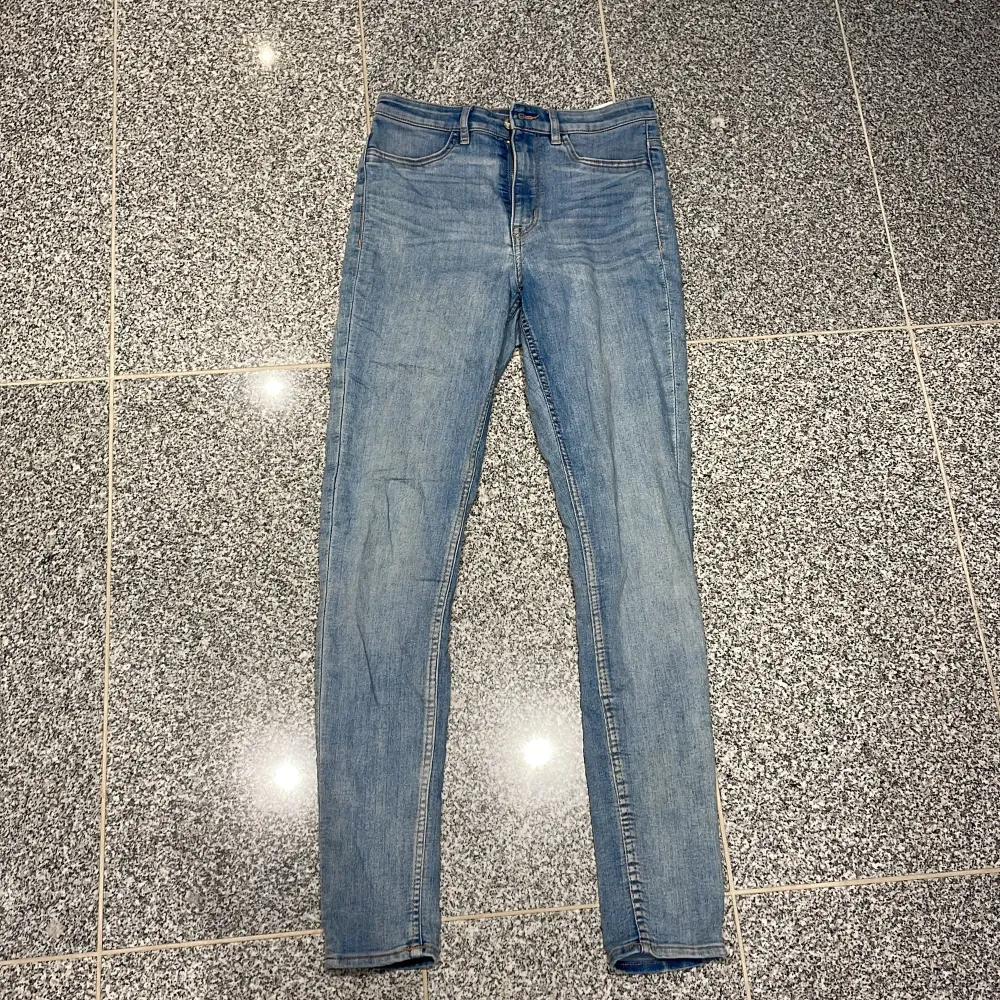 Blå högmidjade jeans storlek 38. Jeans & Byxor.