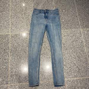 Blå högmidjade jeans storlek 38