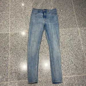 Blå högmidjade jeans storlek 38
