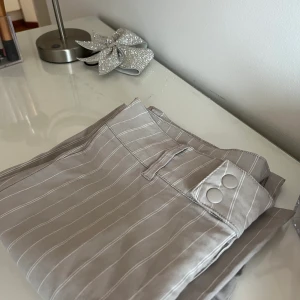 pupulära hm byxor - säljer mina lågmidjade kostymbyxor från hm. tyvärr var dom för stora för mig så dom är aldrig använda🥰