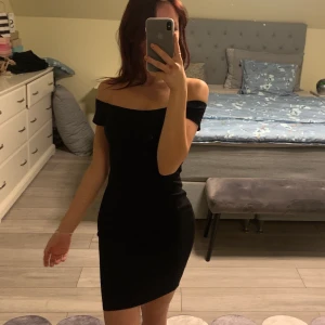 Svart klänning - Jätte söt svart klänning, köpt 2 år sen, använd på ett bröllop. Bra skick. Används ej därför säljer jag den💕