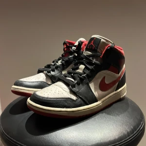 Air jordan 1 gym red - Säljer mina j1 gym reds. Helt ok skick, jag har fixat under sulan för den va paj. (Pris kan diskuteras)