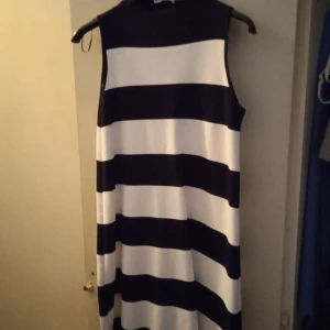 Zara klänning  - Snygg klänning ifrpna Zara. I marinblått och vitt. oanvänd.