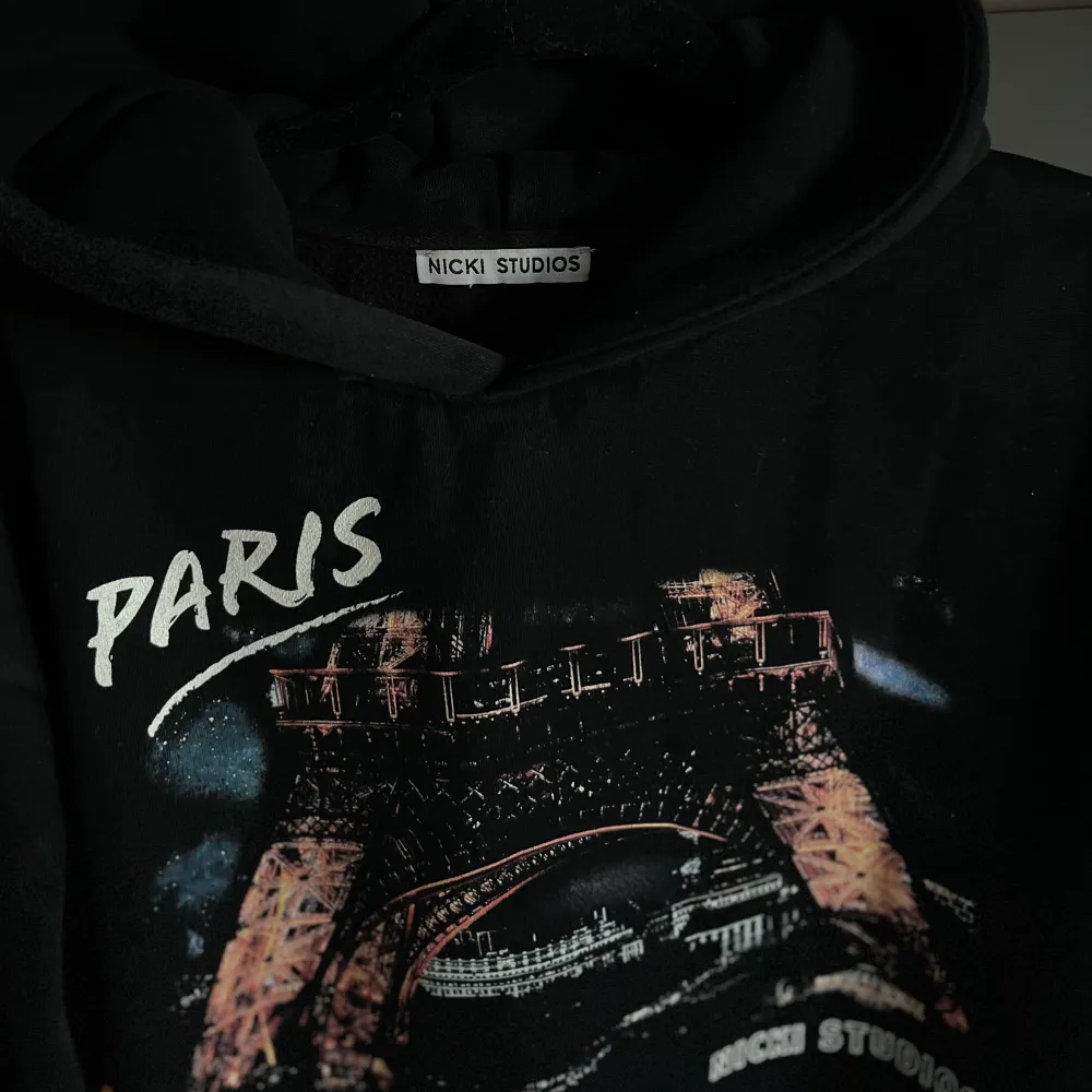 Svart Paris hoodie från Nicki Studios, . Hoodies.