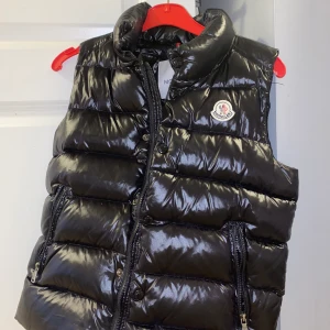 Moncler väst - Köpt för drygt ett år sedan. Använd fåtal gånger. Storlek xs. Säljs för 1500kr 🙌💖