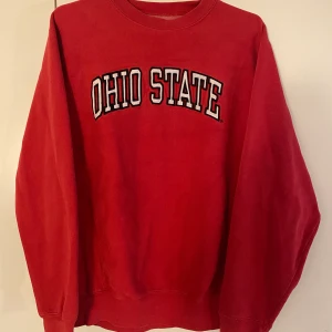 Vintage Sweatshirt - Vintage Ohio State Sweatshirt.                                                    Size M.                                                                                  Skick 10/10, Mer finns på sidan🔌♻️