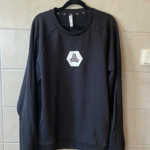 märkeskläder herr - 1. adidas crewneck, L, fint skick  2. bondelid halfzip, M/L, fint skick  3. puma jacka, M, fint skick  bud över 200kr, köparen betalar ev frakt 
