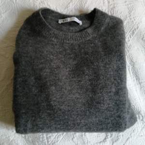 En superfin grå stickad tröja som har blivit lite för liten för mig😭använd ett antal gånger men inte mycket! 