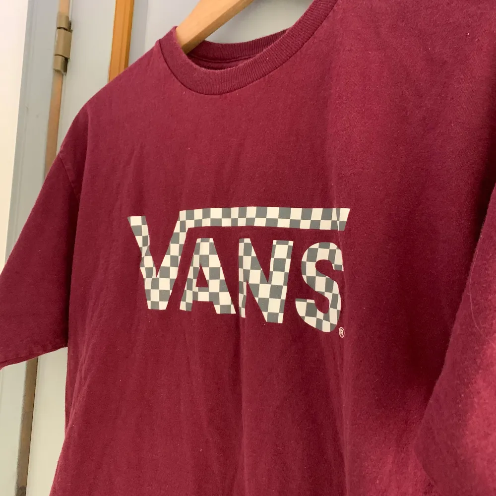 Super fin Vans t shirt i storlek S. Varan är i bra skick förutom ett pyttelitet hål i nacken som knappt syns! ❤️. T-shirts.