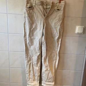 beigea jeans från gina tricot, storlek 34  behöver strykas men är annars i bra skick  köparen står för frakten 