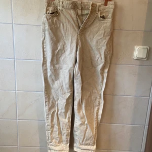 jeans från gina  - beigea jeans från gina tricot, storlek 34  behöver strykas men är annars i bra skick  köparen står för frakten 