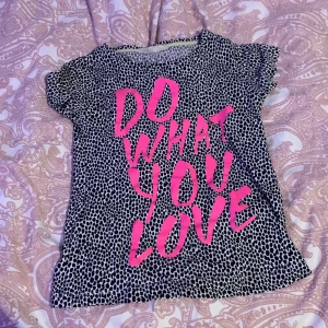 Hm T-shirt - En jätte fin T-shirt. Storlek 134-140. Det står *do what you love*. Jag säljer denna tröja för att den är för liten. Hoppas det är nån annan som vill köpa den❤️
