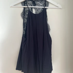 Samsoe Samsoe topp  - Säljer 2 stycken Samsoe Samsoe toppar i blått och vitt.  Använda vid ett tillfälle och har sedan dess hängt oanvänt i garderoben.  Höghalsad med spets i ryggen.   Skickas fler bilder vid förfrågan 🌼