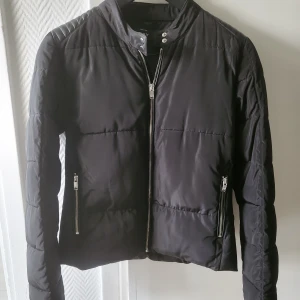 Jacka Only sparsamt använd,  inga defekter - Jacka Only stl M  , varm. Skinndetaljer på Axlar. 
