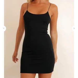 Svart tight klänning Chiquelle OANVÖND - Skitsnygg tight svart klänning från chiquelle, Går och klä upp och ner , funkar till alla tillfällen 😍 Helt oanvänd strl: M (mer som s) | Köparen står för frakten , paketpris vid köp av flera plagg💓 Hör av er vid ev. frågor