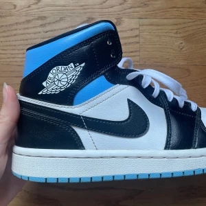 Air Jordan 1 - ⚠️buda minst 30kr⚠️ Ett par jättefina jordans i ett bra skick. Det finns crease men inte alls mycket. Skriv till mig om du vill veta mer. Och man får sko lådan också. Modellen heter Air Jordan 1 mid royal blue❣️