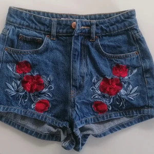 H&M coachella denimshorts roses - Aldrig använd, fint skick.