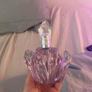 Ariana Grande perfym R.E.M - Jag köpte perfymen precis och har bara använt ett sprut och jag har paketet kvar och det är 50 ml säljer för 450kr