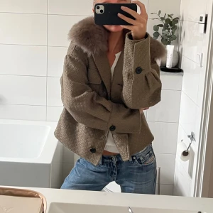 Meotine jacka XS/S - Helt ny snygg meotine-jacka som tyvärr aldrig kommit till användning. Jackan är därför som ny och är i färgen ”Army green”. ❤️Denna färg säljs heller inte på hemsidan längre vilket ökar priset. 😊