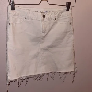 Jeans kjol Calvin klein  - Vit jeanskjol från Calvin klein Jeans! Säljer då den inte kommer till användning, aldrig använt! Storlek 12 (jag är Xs och den passar bra)