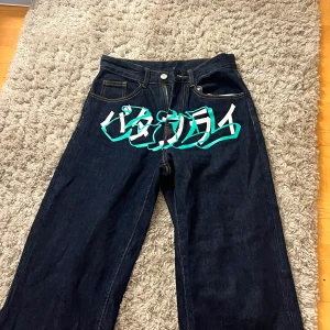 Jeans med tryck  - Säljer nu dessa då jag aldrig använt de och att de e för små nu