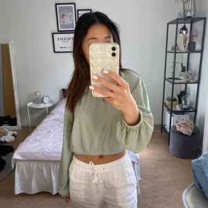 Mintgrön tröja från ginatricot - Cool tröja från GinaTricot med puffiga ärmar nedtill. Mönstret i tyget är väldigt fint. Kan mötas upp eller frakta.