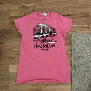 Cool t shirt  - Cool T-shirt köpt på sellpy men får ingen användning av den i strl S💕