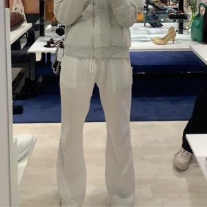 Vita linnebyxor - Säljer mina älskade linnebyxor som tyvärr blivit för små för mig! Köpte dom för runt 350kr. Jag är 166 cm. Kom privat för frågor och fler bilder❣️