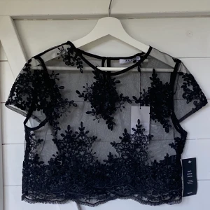 Topp nakd stl 40 - En helt ny topp från nakd med prislappen kvar, den var lite för liten för mig så därför säljer jag den. Nypris 270kr Den är typ som en storlek S