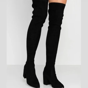 Over knee boots - Säljer mina helt oanvända skor! Köpte dom för 600kr, säljer dom för 300kr. Skorna är i mocka och i storlek 39. Köparen står för frakten! 