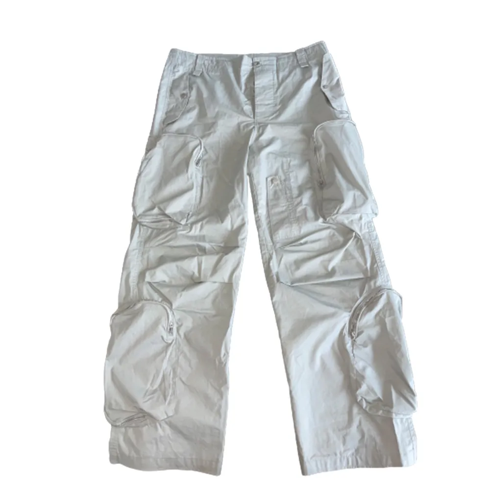 Selling white cargo pants  8/10, wore them no more than 5 times Size L  For measurements and additional photos text me Half of the funds go to help Ukraine🇺🇦 🇸🇪. Farkut & Housut.