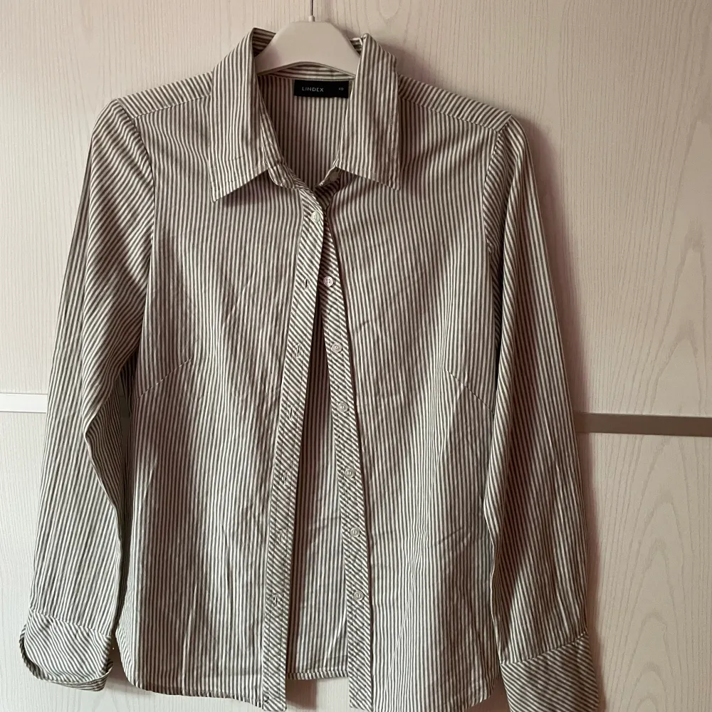 Fin vit och ljusgrå randigt skjorta som bara aldrig kommer till användning. (Första bilden är lånad). Skjortor.