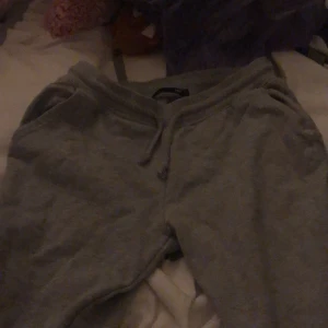 S - Sköna de är storlek s men dom sitter bra på mig som har xxs-xs de är knappar längst ner på båda benen köpt för 400 pris kan diskuteras skriv för mer bilder/info💕