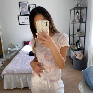 T-shirt med cool tie die effekt - Cool tie die effekt på en t-shirt med skönt material. Knappt använd. Kan mötas upp eller frakta.