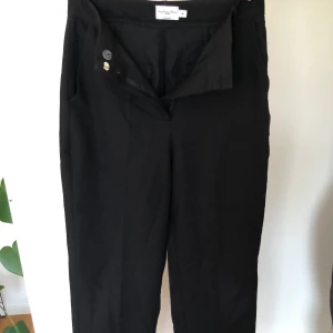 NA-KD kostymbyxor 36 - Väl använda men fint skicka, inga skador. För stor för mig nu så säljer vidare dessa favoriter.
