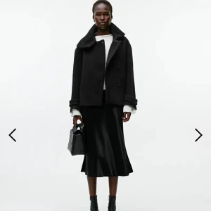 Arket kappa/jacka - INTRESSEKOLL på min slutsålda svarta arket kappa i storlek 38, vet inte om jag ska behålla eller inte💞💞BUDET LIGGER PÅ 2150💞💞