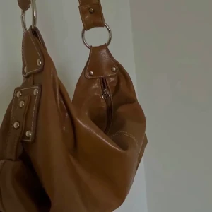 Lindex väska - Lägger ut igen fast för lägre pris🥰den har ett litet hål som inte syns när man bär den dock!