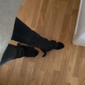 Zara mörk gråa jeans - Väldigt mörkt nästan svart skum split jeans från zara som inte kommer till användning längre, de sitter jätte bra på kroppen och går över skorna😩😍