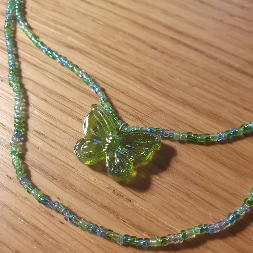 Handgjort grönt fjäril halsband. Lite fairy vibes tycker jag. 42 cm. Accessoarer.