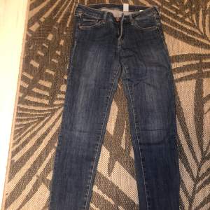 Det är ett par mörkblåa lågmidjade skinny jeans  Har klippt bort lappen men det passar storlek 160/xxs Köparen står för frakten.☺️ Skriv om ni undrar något .(Pris kan diskuteras)