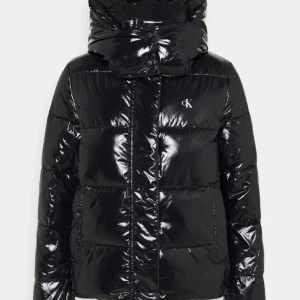 Calvin Klein jacka - Säljer denna mycket populära svarta glansiga ck jacka endast använd ett fåtal gånger inga slittecken ser ut dom ny!! Kom privat för fler bilder
