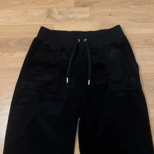 Svarta juicy byxor  - Säljer nu mina svarta juicy couture byxor! 💕de är använda ca 10 ggr och i kvaliten så är de ungefär som nya! 💕