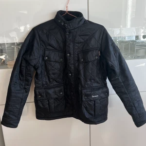 Jacka från Barbour - Superfin jacka från Barbour. Den är nästan inte använd, men säljer pga att den har blivit för liten. XXL i barnstorlek, men sitter som XS/S i vanlig storlek. Skriv till mig privat om du är intresserad :)