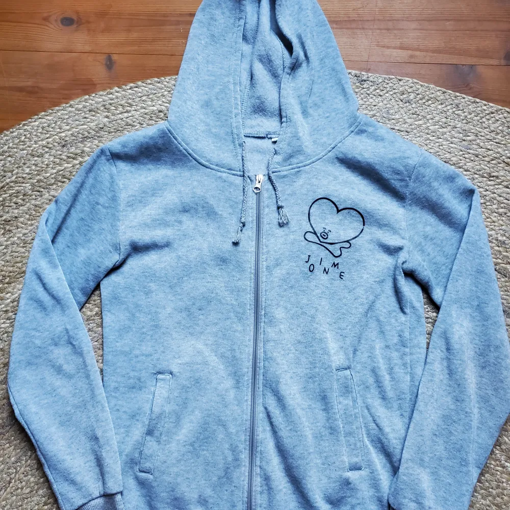 En super cool BTS hoddie med BT21 karaktärerna på. Är i ett rätt så tunt material så perfekt dör varmare människor eller klimat :) I storlek XS - S.. Hupparit & Collegepaidat.