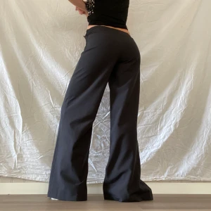 Lågmidjade kostymbyxor  - Skit snygga lågmidjade kostymbyxor från only! Säljer för det är väldigt långa på mig! Köpt secondhand 