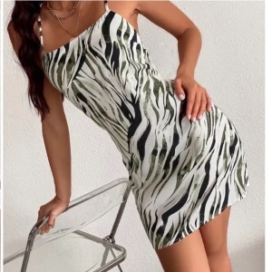 Klänning - Säljer denna klänning som jag köpt hör på Plick. Den var tyvärr för liten för mig.