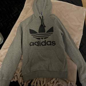 Adidas hoodie storlek xs ifrån kill avledningen så passar tjejer som är i s-m. Använd bara några gånger  